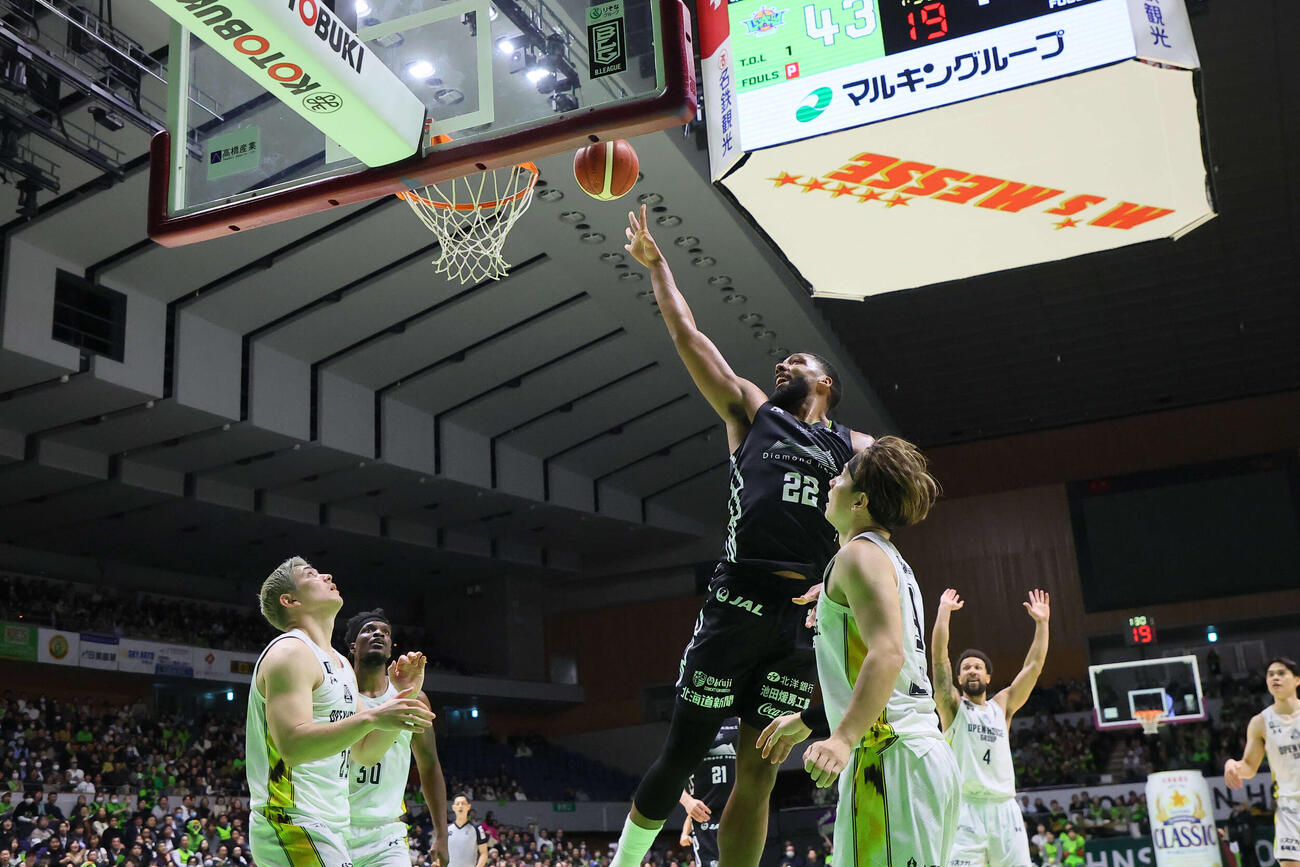 シュートを決めるレバンガ北海道のオカフォー　（C）B．LEAGUE