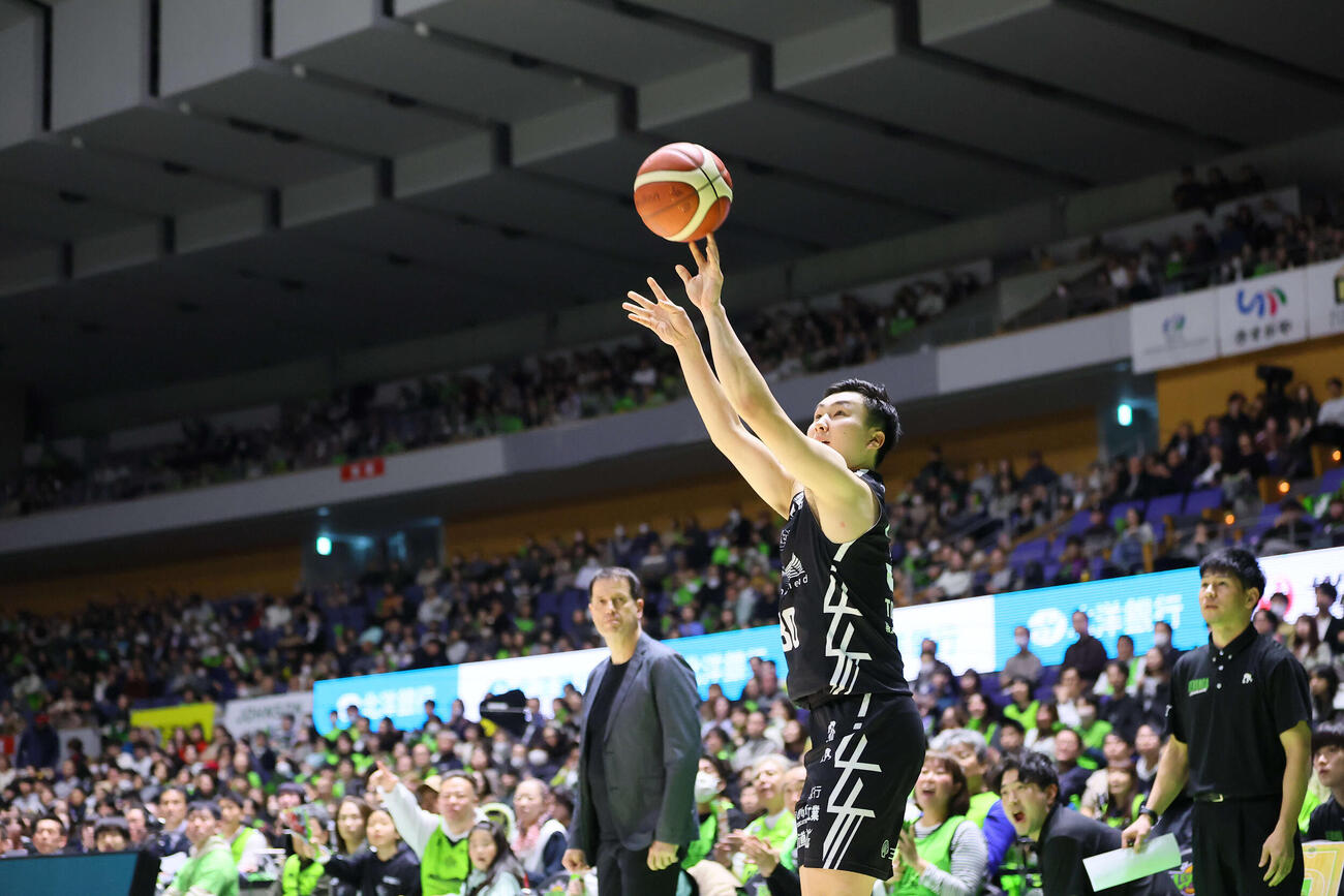 3Pシュートを決めるレバンガ北海道の富永　（C）B．LEAGUE