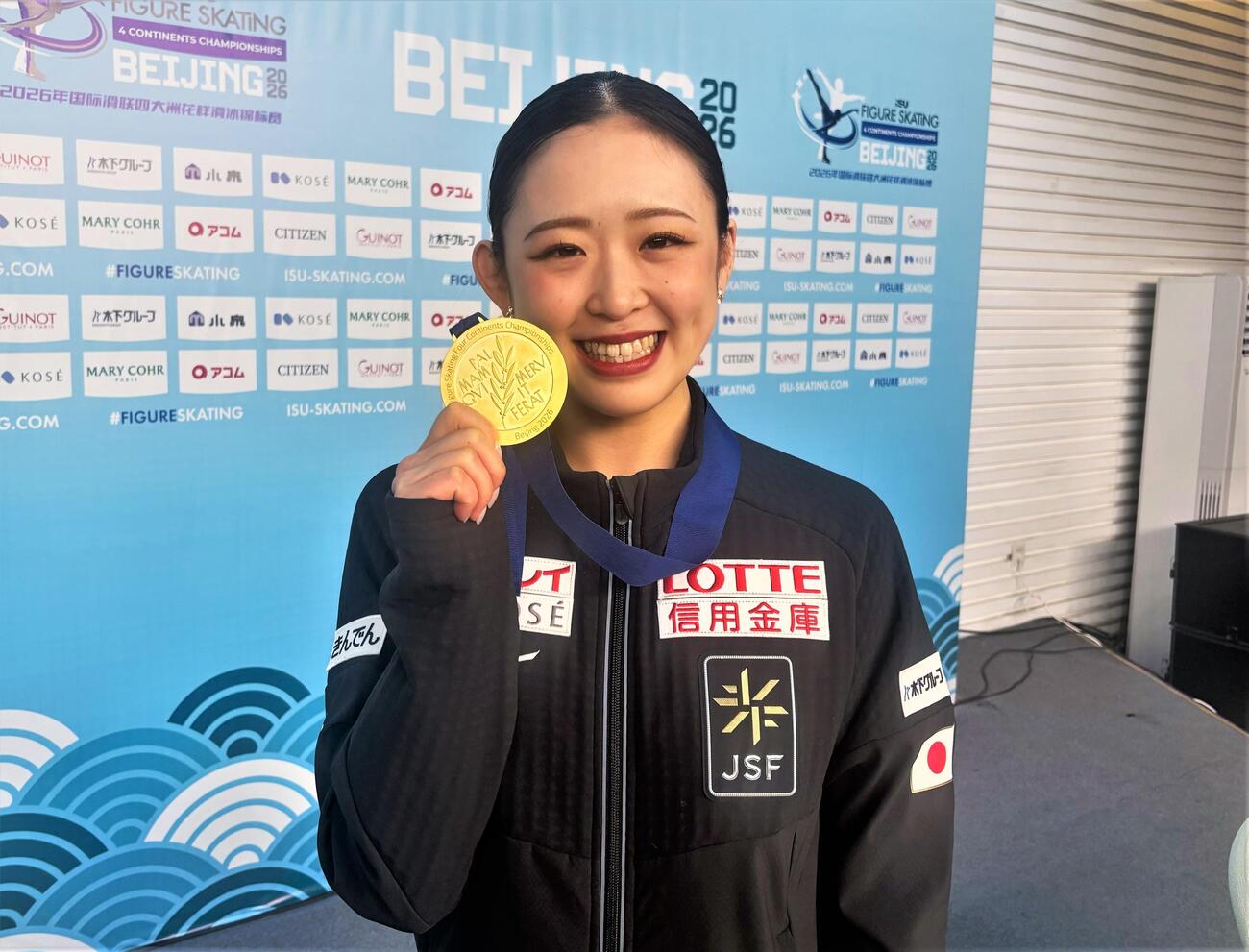 4大陸選手権女子メダリスト会見で金メダルを掲げる青木（2026年1月撮影）
