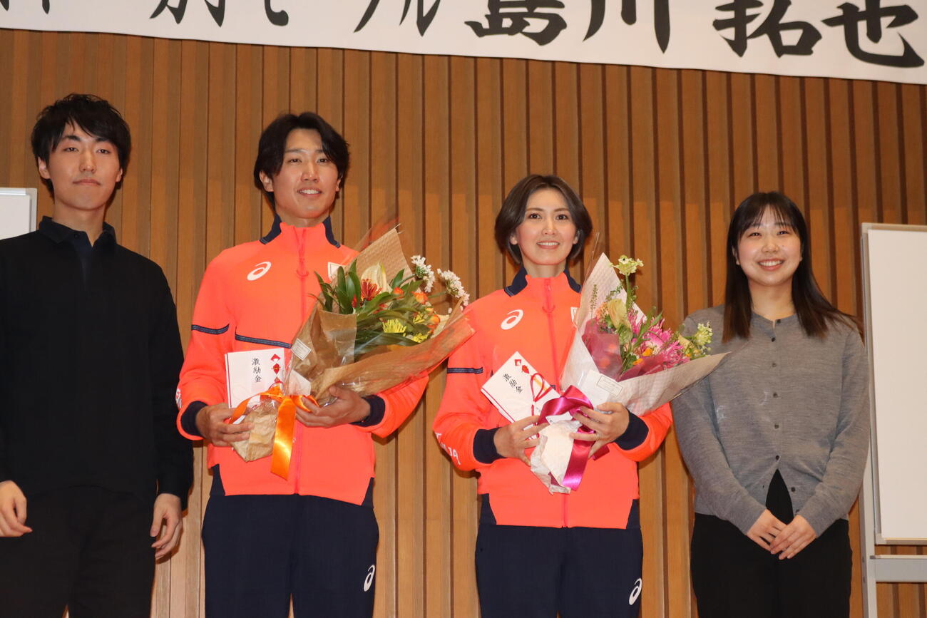 母校の壮行会に出席したミラノ・コルティナ五輪カーリング女子日本代表フォルティウス吉村（左から3人目）とフリースタイルスキー・モーグル男子の島川（同2人目）＝2026年1月29日