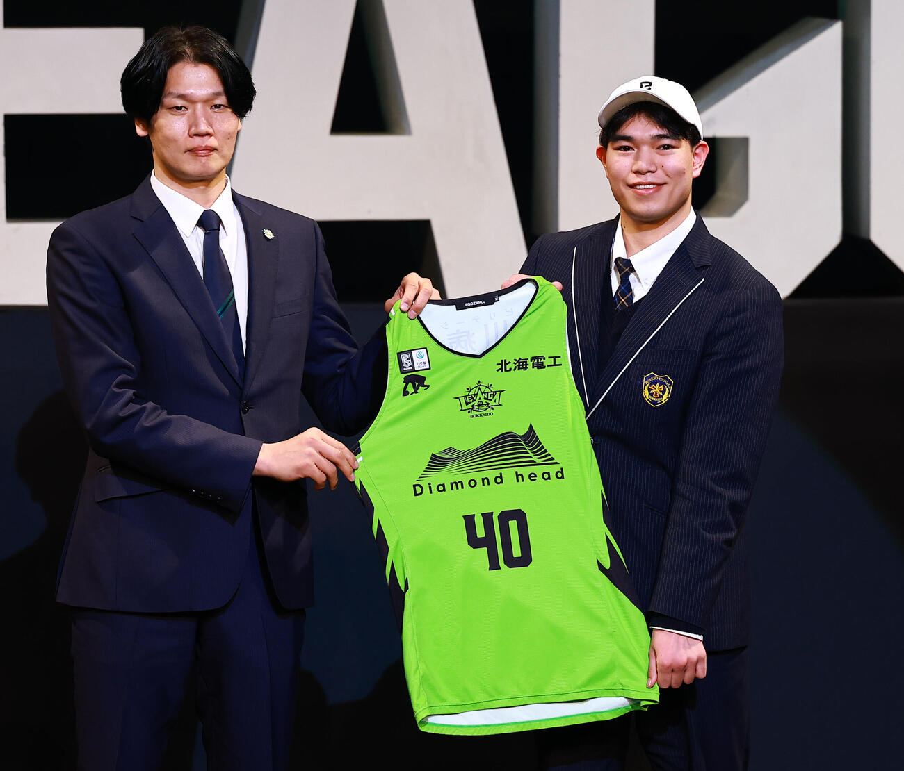 ユース優先交渉権で北海道から指名を受けた西村（右）（撮影・野上伸悟）