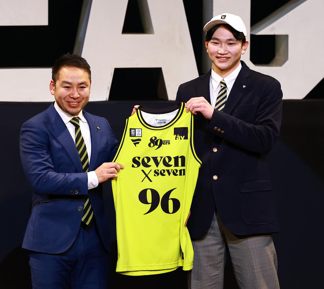 ユース優先交渉権で仙台から指名を受けた阿部（右）（撮影・野上伸悟）