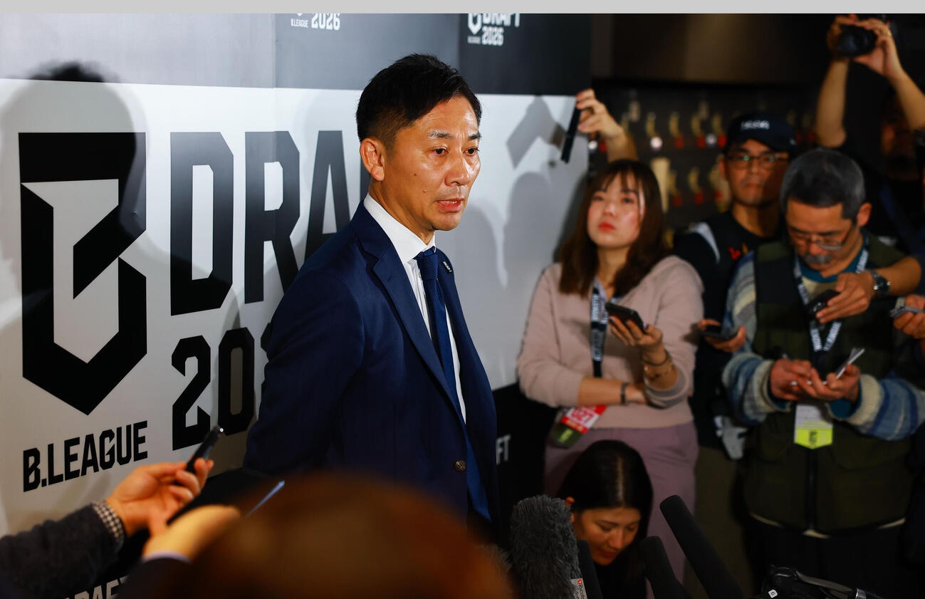 ドラフトを終え会見するBリーグ島田チェアマン（撮影・野上伸悟）