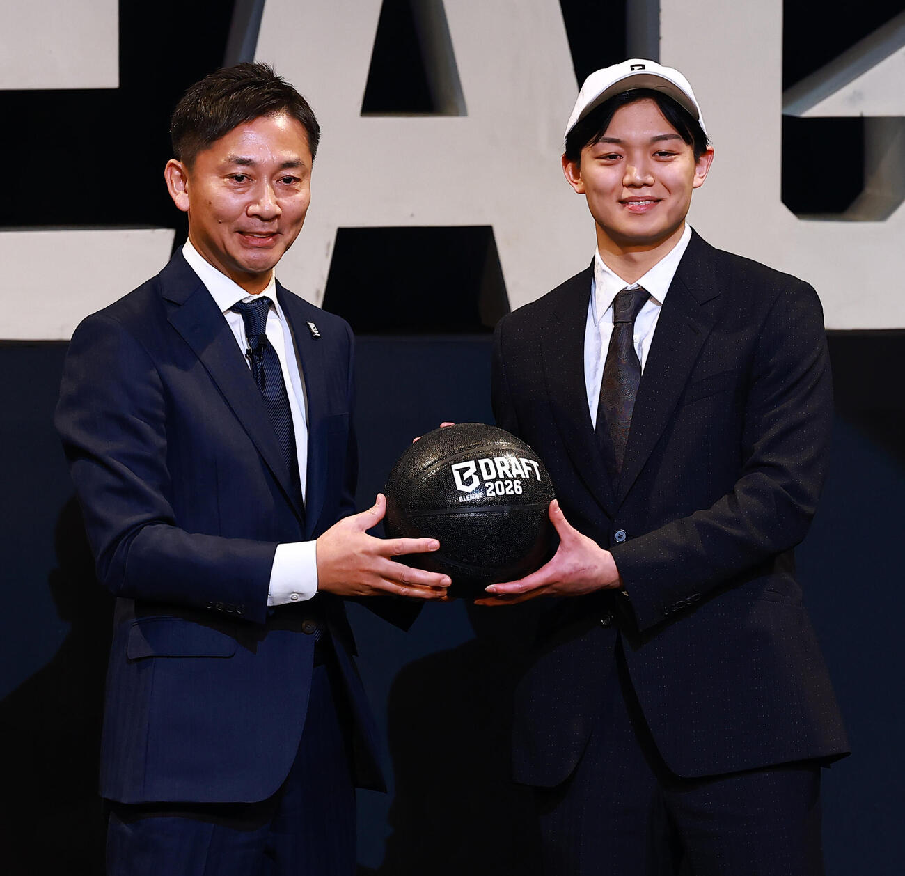 長崎から1巡目で指名された筑波大・岩下。左は島田チェアマン（撮影・野上伸悟）
