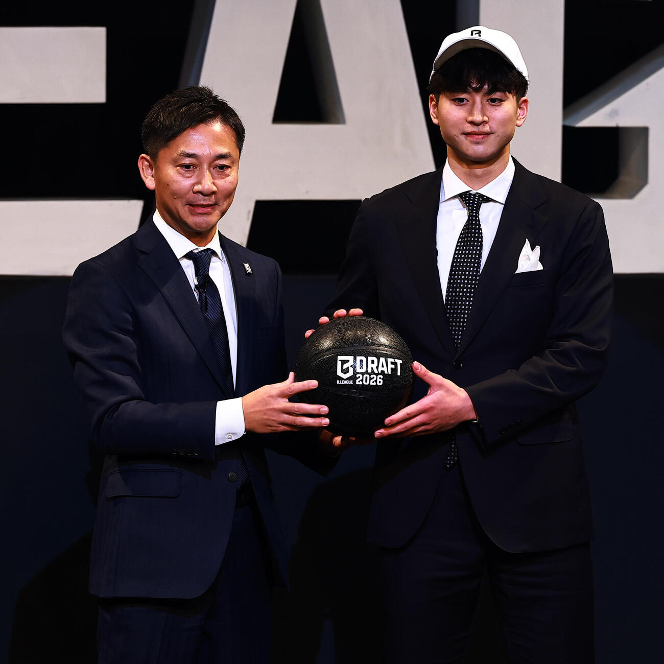 横浜から1巡目で指名された日大・新井。左は島田チェアマン（撮影・野上伸悟）