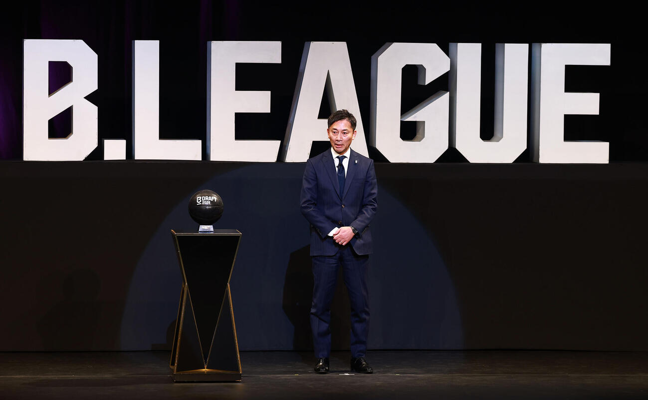 あいさつするBリーグ島田チェアマン（撮影・野上伸悟）