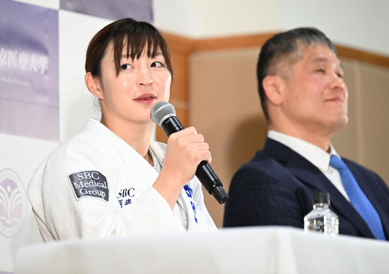 今後の活動について発表する記者会見を行ったパリ五輪柔道女子48キロ級金メダリストの角田夏実。右は山田総監督（撮影・千葉一成）