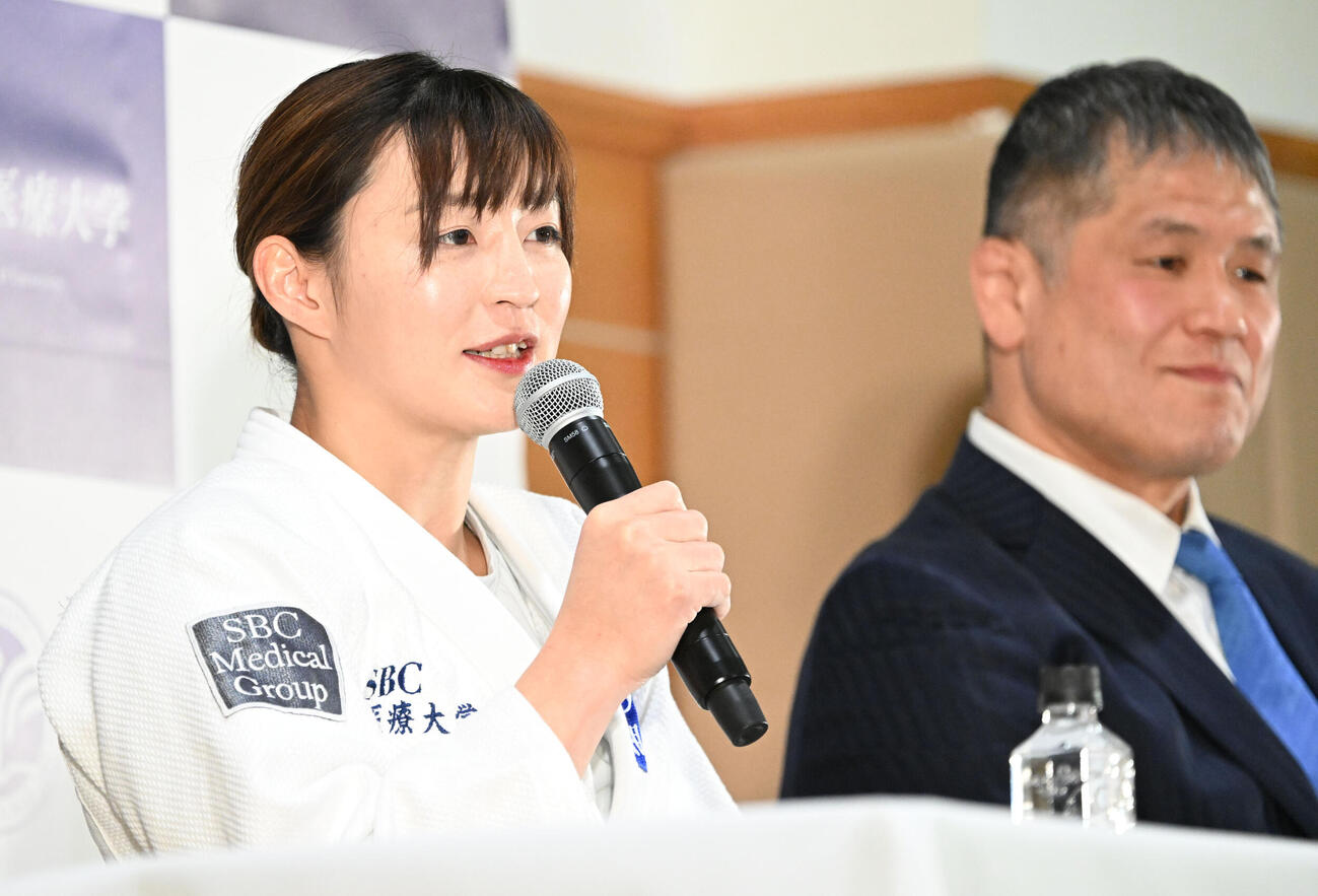 今後の活動について発表する記者会見を行ったパリ五輪柔道女子48キロ級金メダリストの角田夏実。右は山田総監督（撮影・千葉一成）