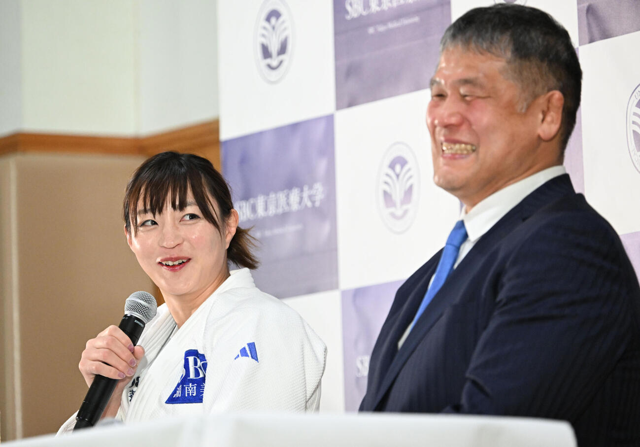 今後の活動について発表する記者会見を行ったパリ五輪柔道女子48キロ級金メダリストの角田夏実。右は山田総監督（撮影・千葉一成）