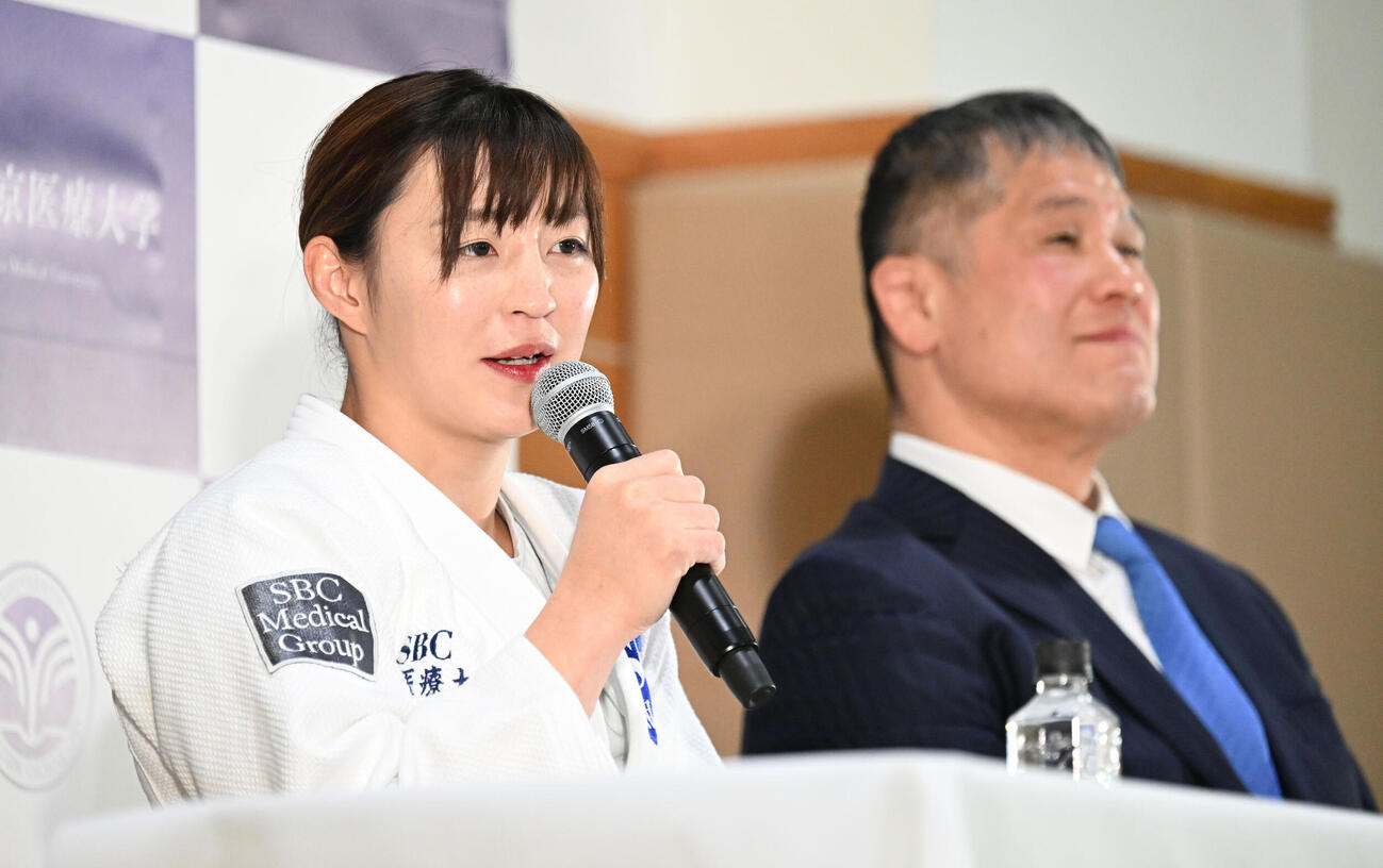 今後の活動について発表する記者会見を行ったパリ五輪柔道女子48キロ級金メダリストの角田夏実。右は山田総監督（撮影・千葉一成）