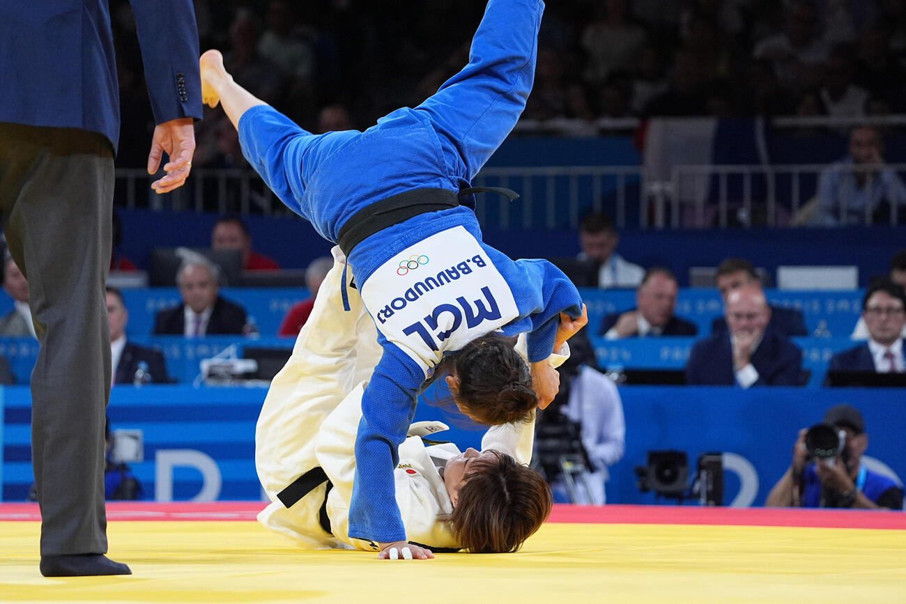 柔道女子48キロ級決勝でバブードルジにともえ投げをかける角田夏実（2024年7月）