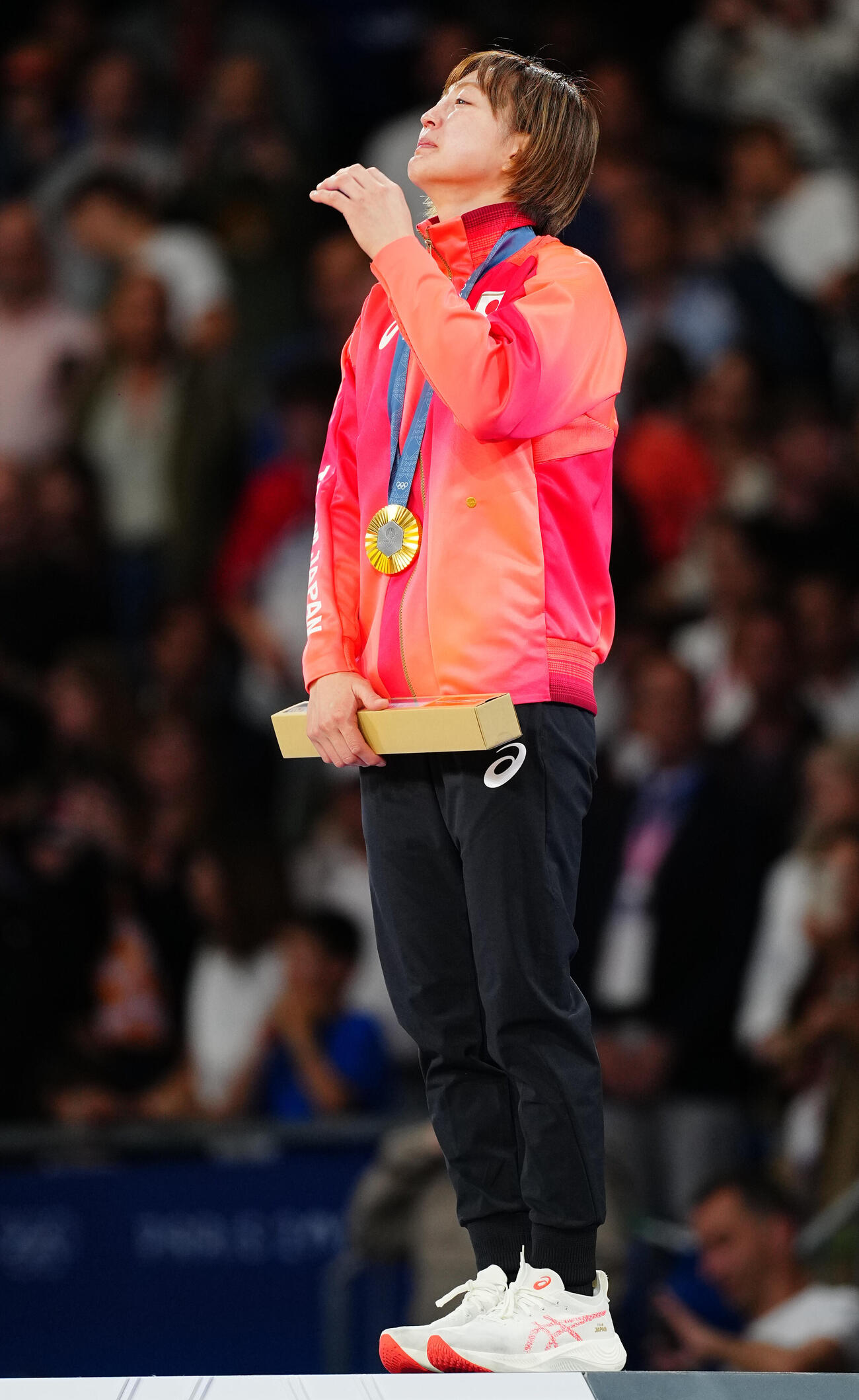 パリ五輪で金メダルを獲得した角田夏実は表彰台で涙する（2024年7月）