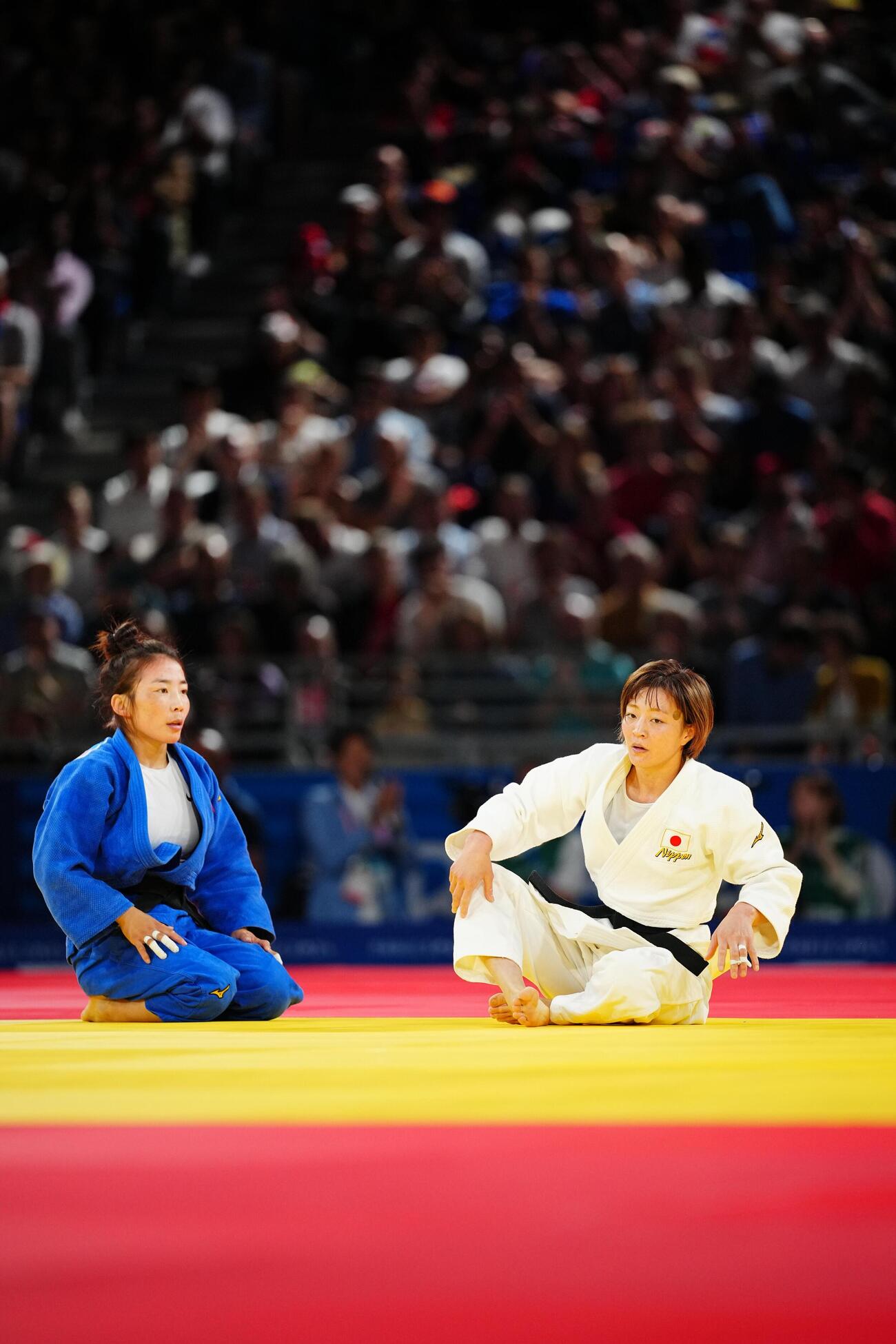 パリ五輪柔道女子48キロ級決勝、金メダル獲得も表情をかえず起き上がる角田夏実（右）（2024年7月）