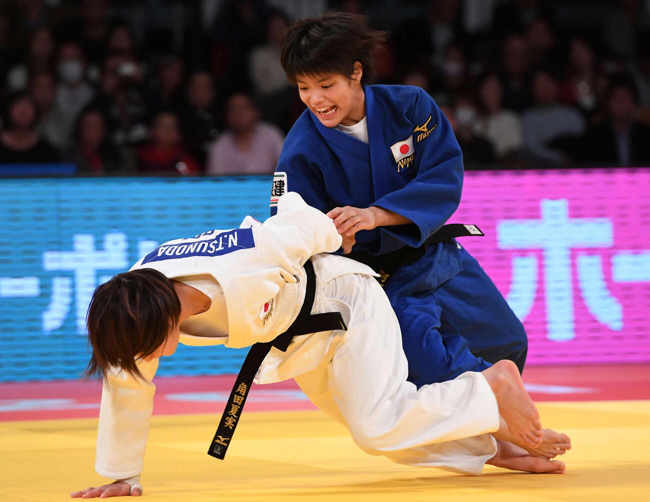 柔道グランドスラム東京大会　女子52キロ級決勝　阿部詩（右）は角田の体勢を崩させる（2016年12月）