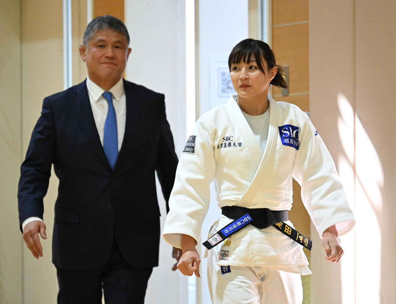 今後の活動について発表する記者会見に臨むパリ五輪柔道女子48キロ級金メダリストの角田夏実。左は山田総監督（撮影・千葉一成）