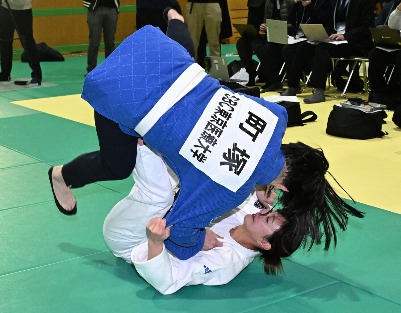 記者会見の会場にサプライズで訪れた今井コーチ（上）を巴投げする角田夏実＝2026年1月30日