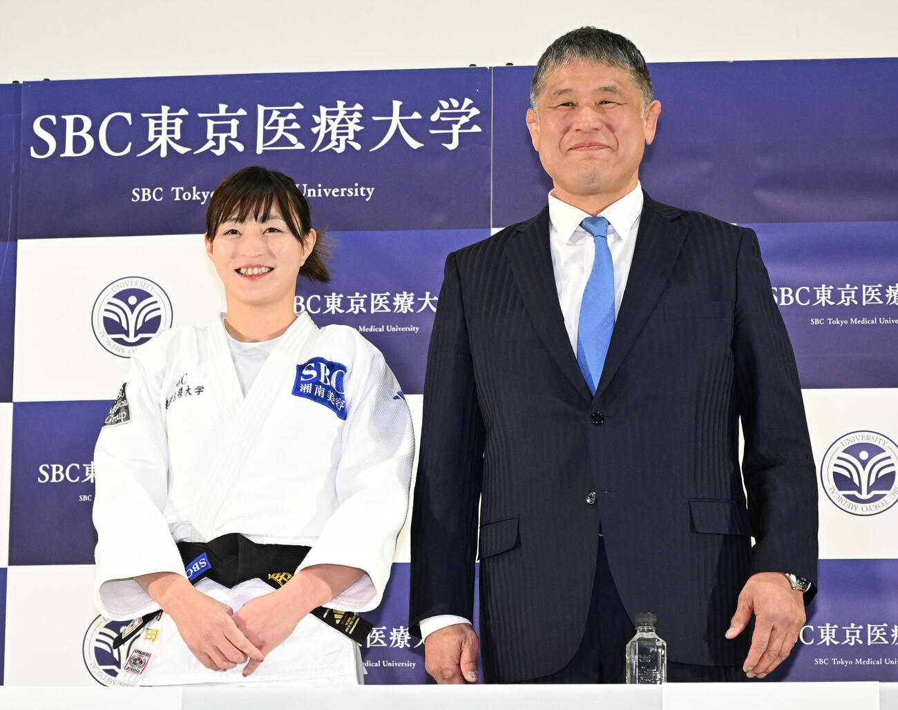 今後の活動について発表する記者会見に臨むパリ五輪柔道女子48キロ級メダリストの角田。右は山田総監督（撮影・千葉一成）