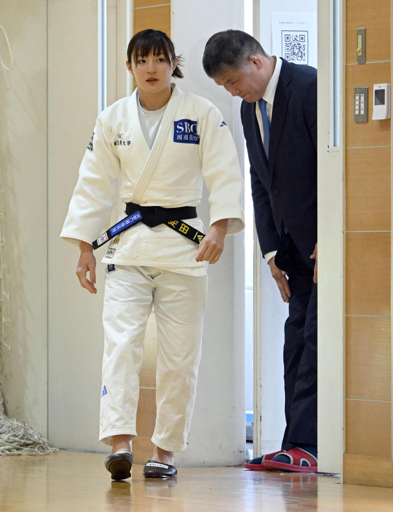 今後の活動について発表する記者会見に臨むパリ五輪柔道女子48キロ級メダリストの角田。右は山田総監督（撮影・千葉一成）