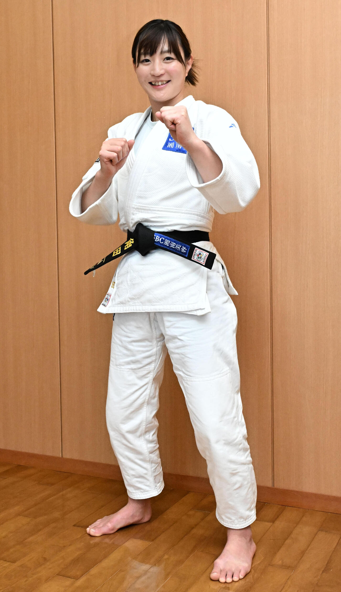 ポーズをとる角田（撮影・千葉一成）