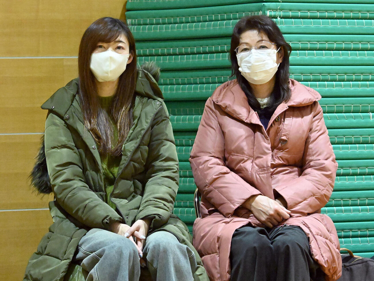 角田の記者会見を見つめる母の五都子さん（右）と姉の真実さん（撮影・千葉一成）