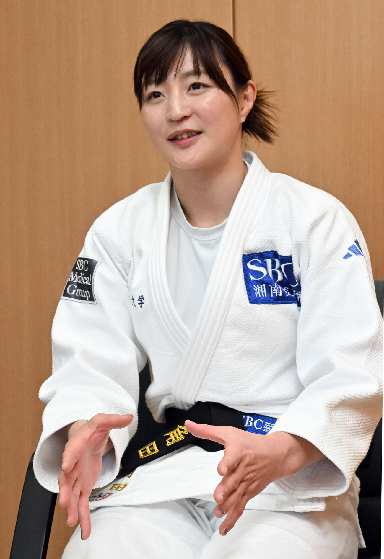 記者会見後、インタビューに応じる角田（撮影・千葉一成）