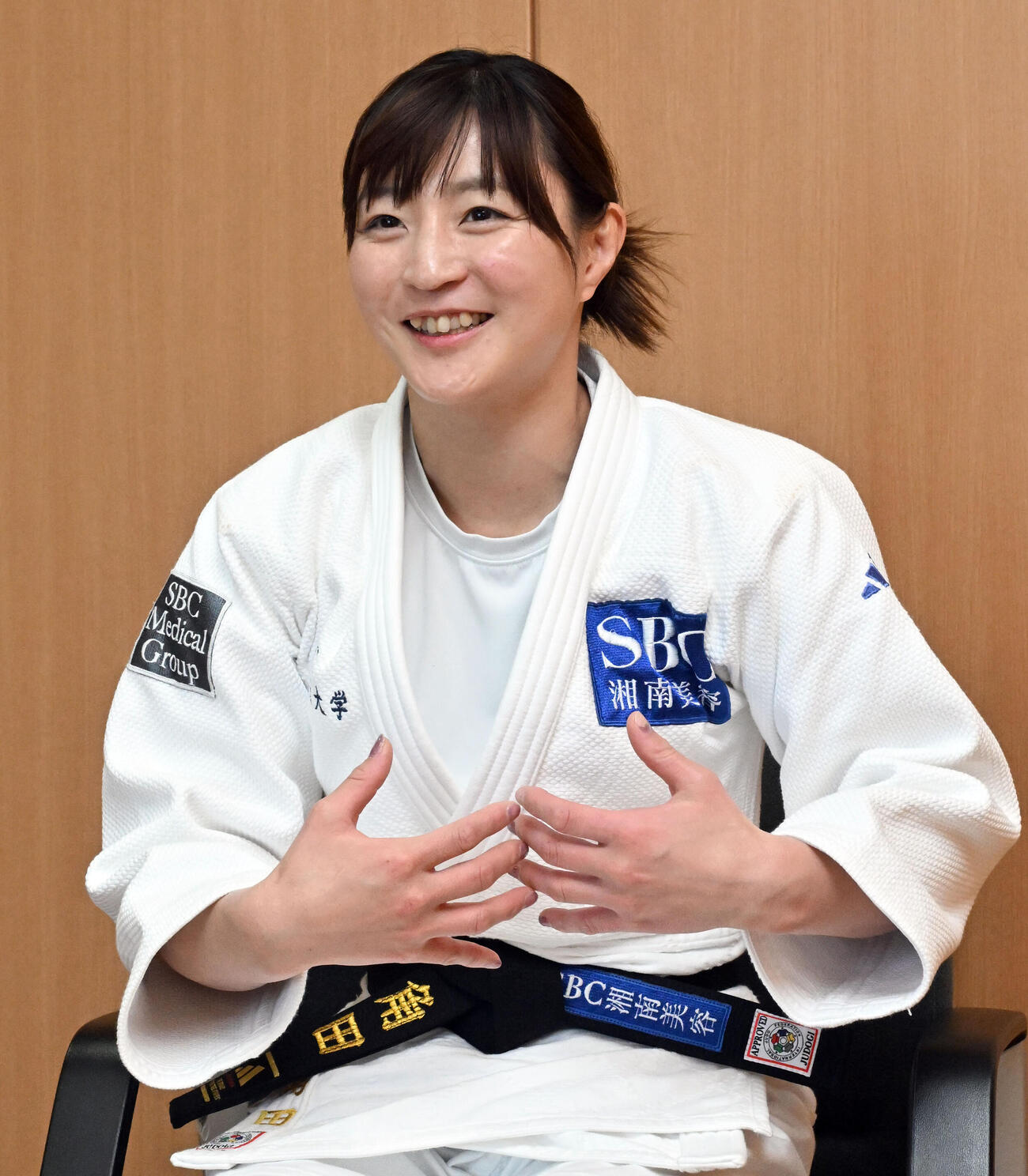 記者会見後、インタビューに応じる角田（撮影・千葉一成）