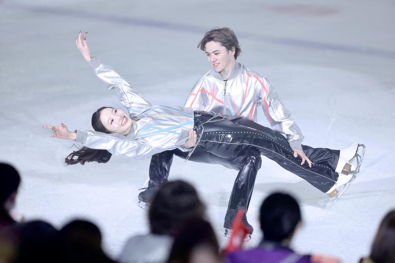 華麗な演技を披露する本田真凜さん（手前）と宇野昌磨さん（撮影・河田真司）