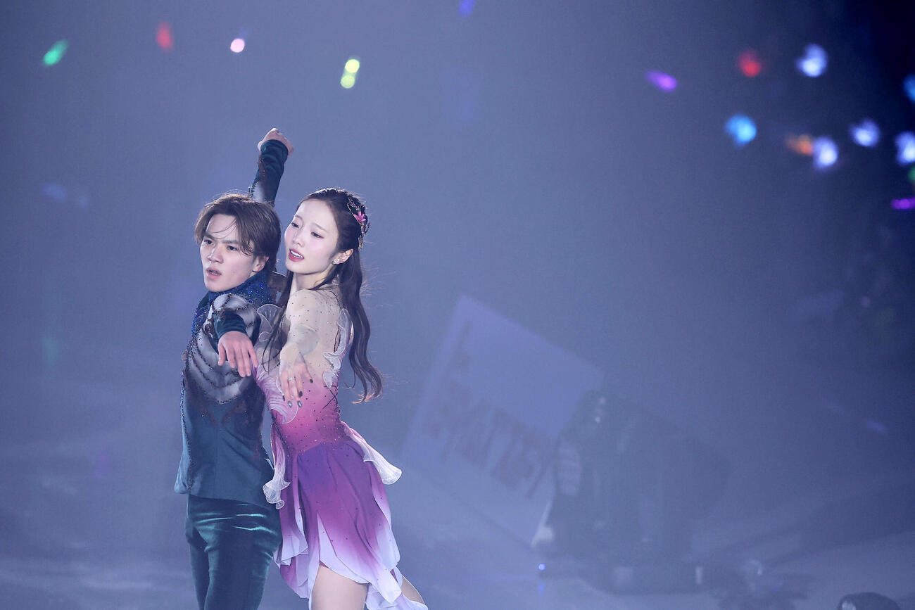 華麗な演技を披露する宇野昌磨さん（左）と本田真凜さん（撮影・河田真司）