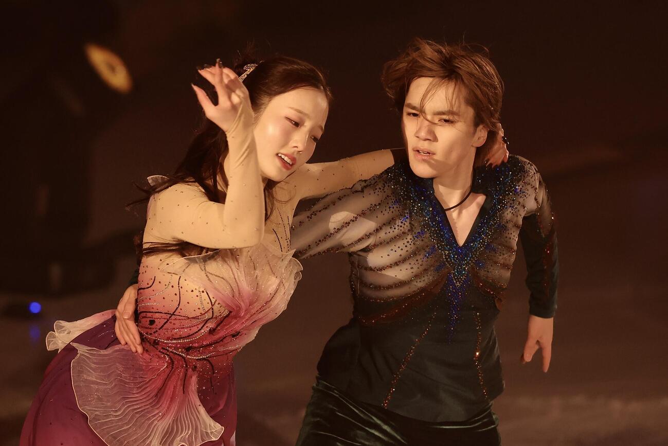 華麗な演技を披露する宇野昌磨さん（右）と本田真凜さん（撮影・河田真司）