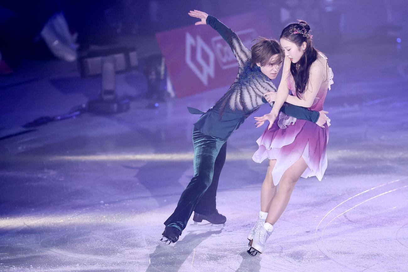 華麗な演技を披露する宇野昌磨さん（左）と本田真凜さん（撮影・河田真司）