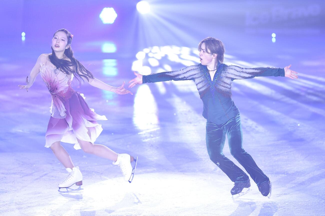 華麗な演技を披露する宇野昌磨さん（右）と本田真凜さん（撮影・河田真司）