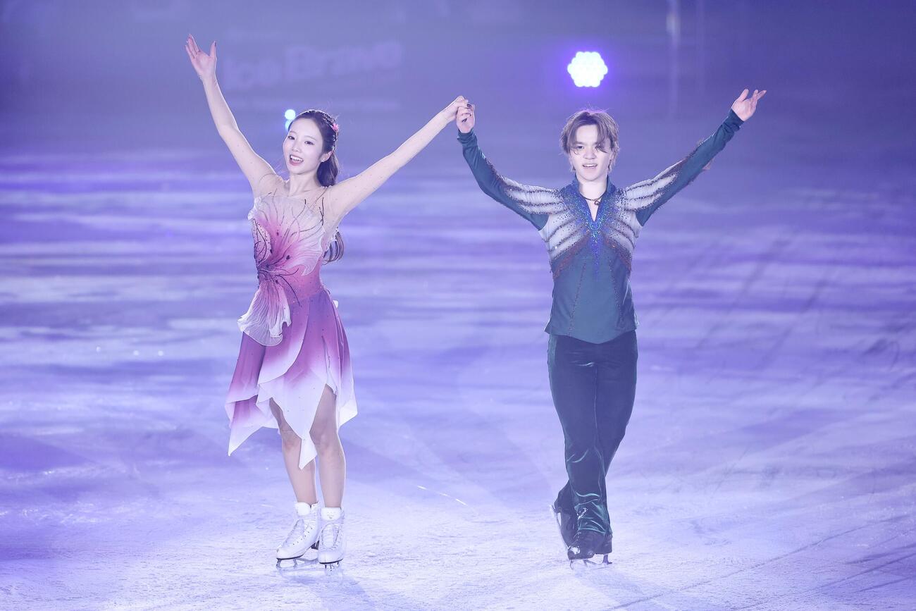 華麗な演技を披露した宇野昌磨さん（右）と本田真凜さん（撮影・河田真司）