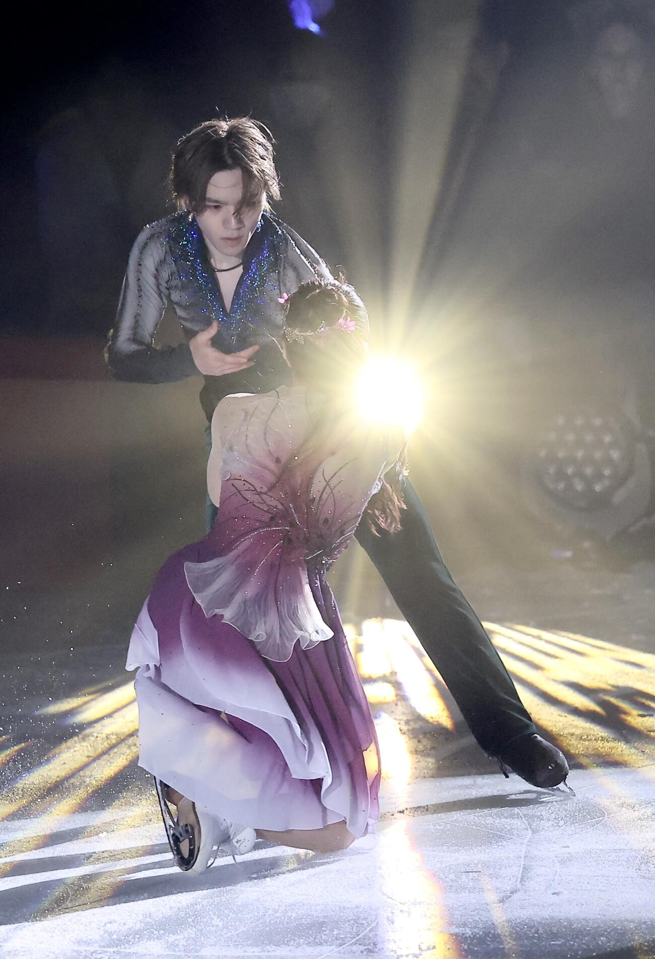 華麗な演技を披露する宇野昌磨さん（奥）と本田真凜さん（撮影・河田真司）