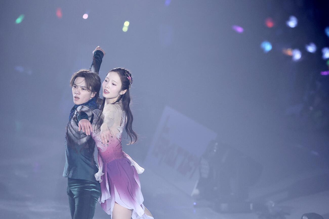 華麗な演技を披露する宇野昌磨さん（左）と本田真凜さん（撮影・河田真司）