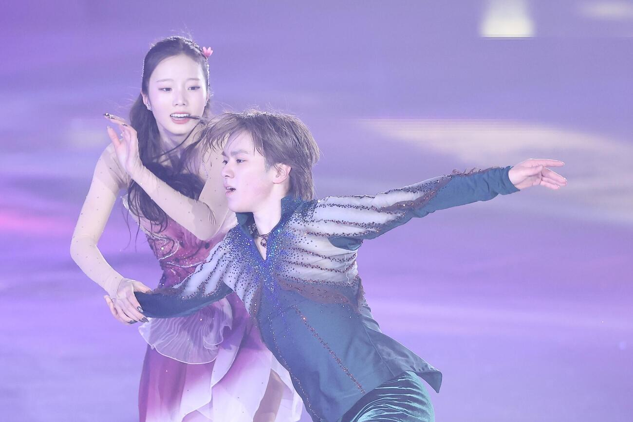 華麗な演技を披露する宇野昌磨さん（手前）と本田真凜さん（撮影・河田真司）