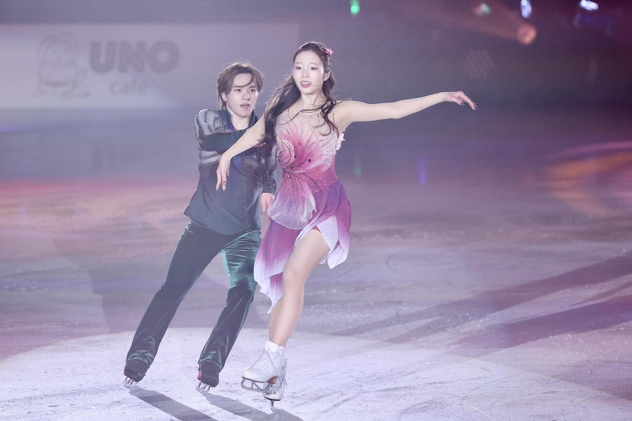 華麗な演技を披露する宇野昌磨さん（左）と本田真凜さん（撮影・河田真司）