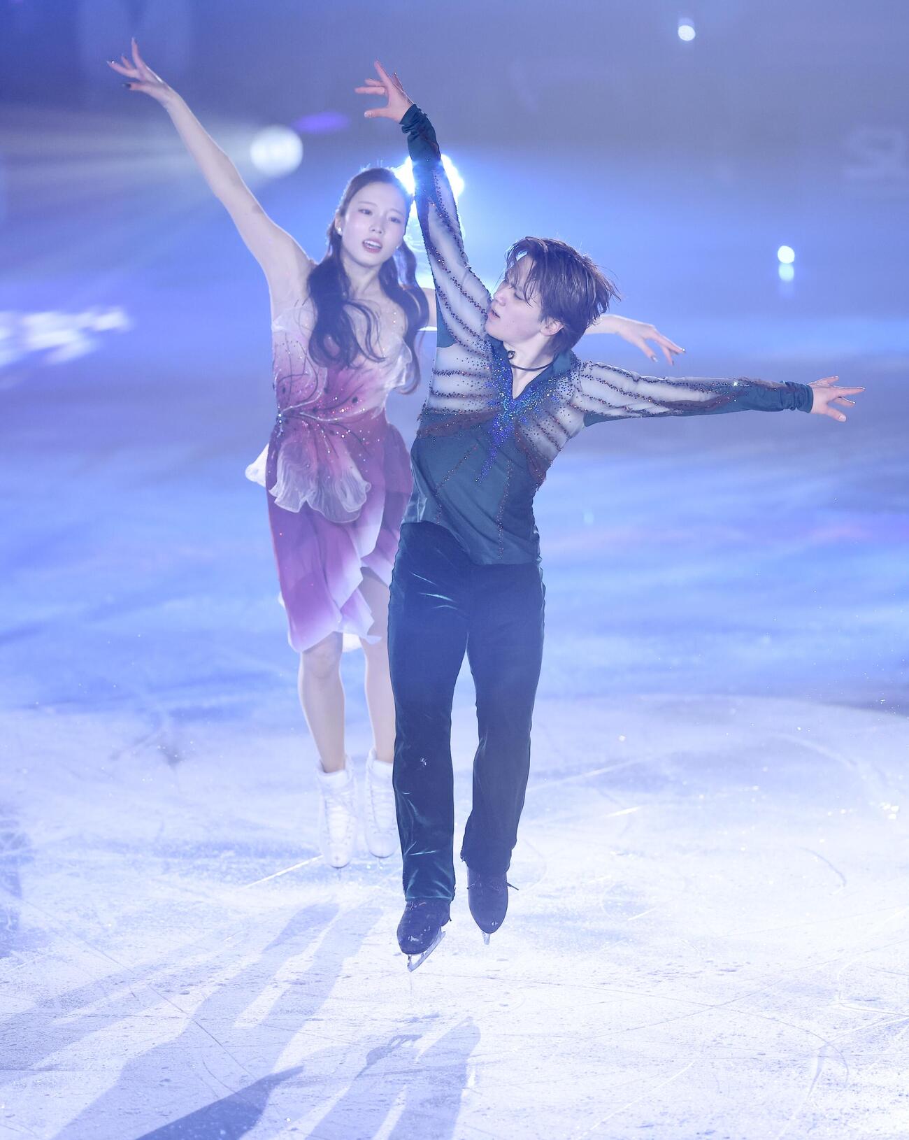 華麗な演技を披露する宇野昌磨さん（手前）と本田真凜さん（撮影・河田真司）