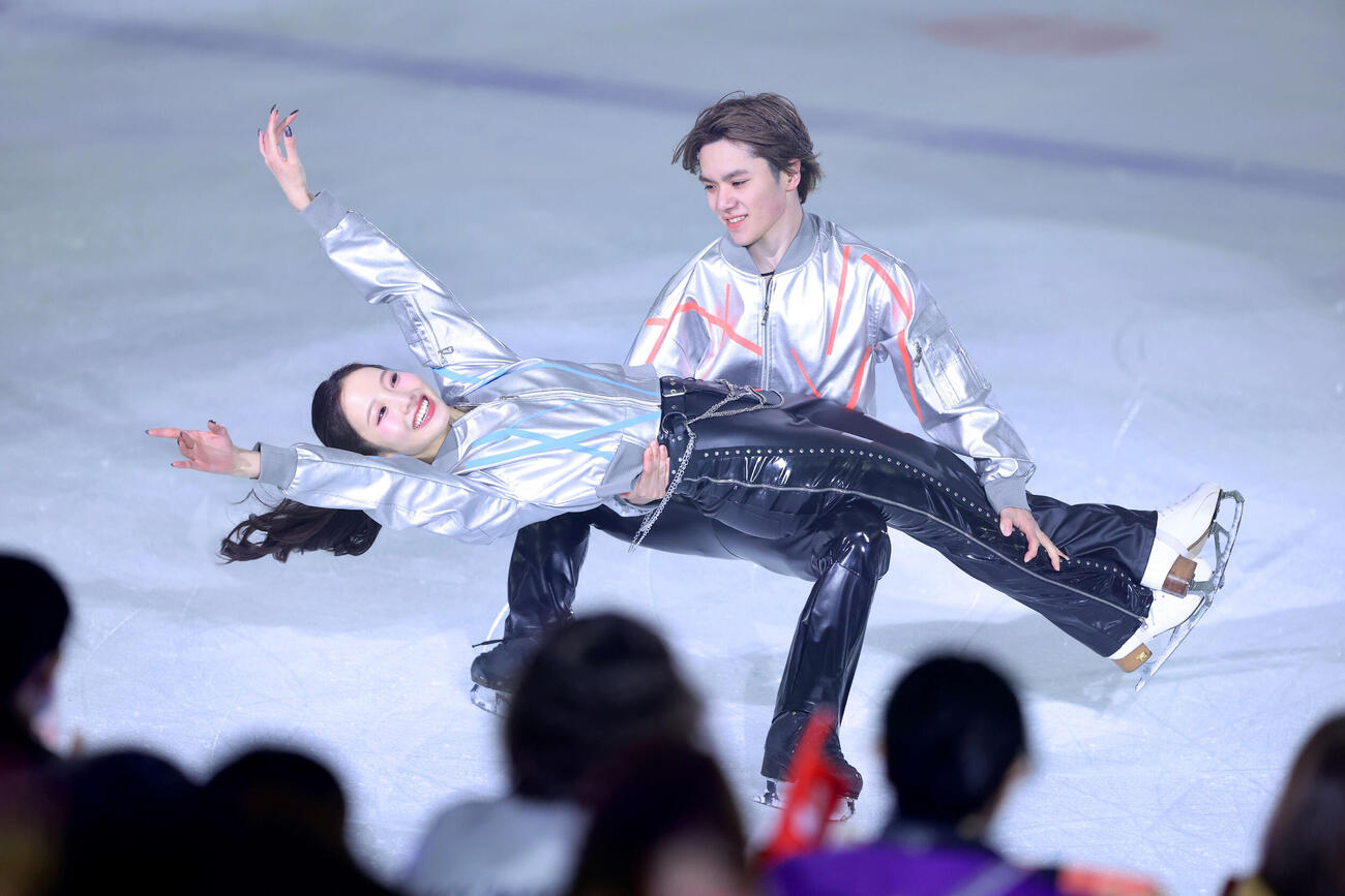 華麗な演技を披露する本田真凜さん（手前）と宇野昌磨さん（撮影・河田真司）