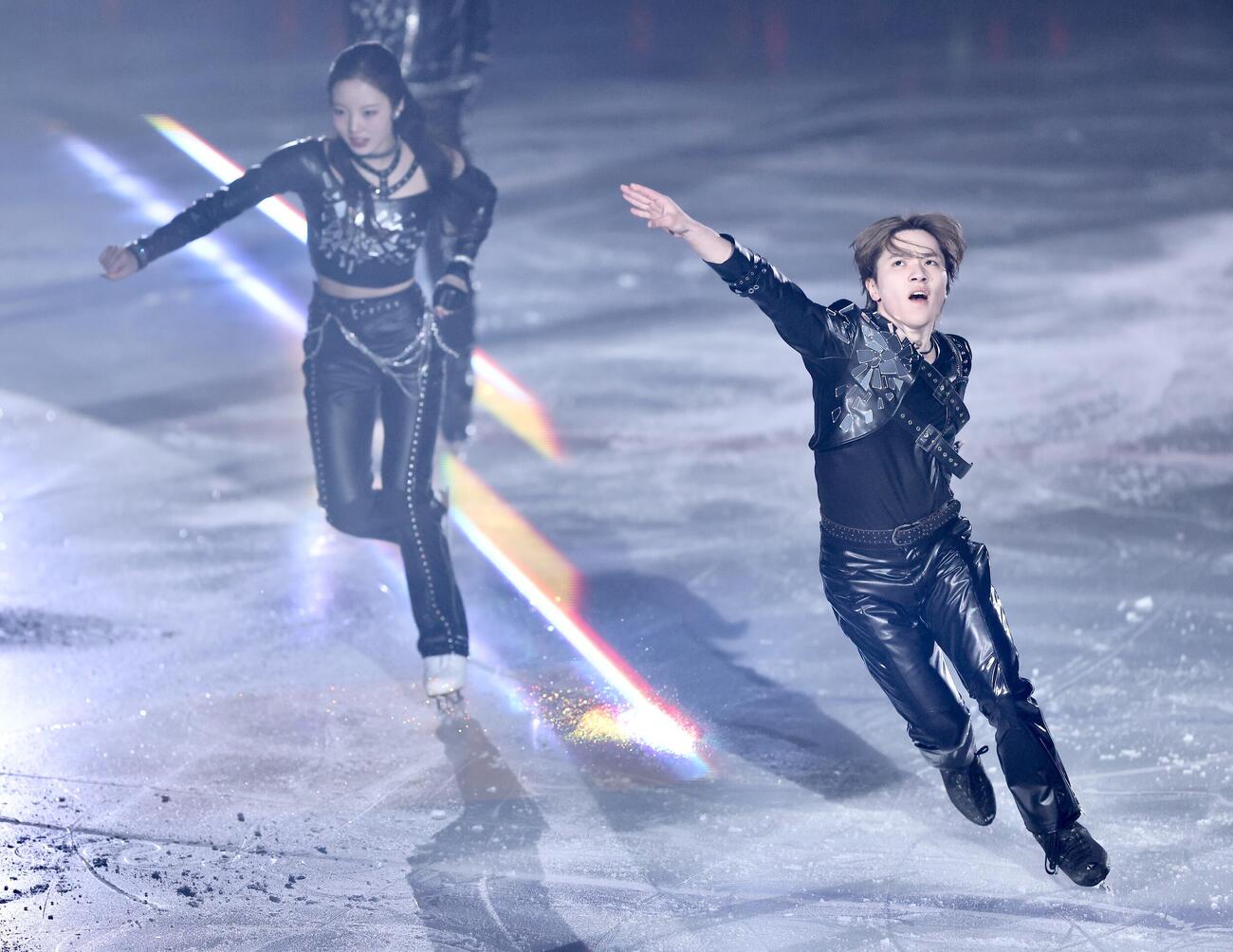 華麗な演技を披露する宇野昌磨さん（右）と本田真凜さん（撮影・河田真司）
