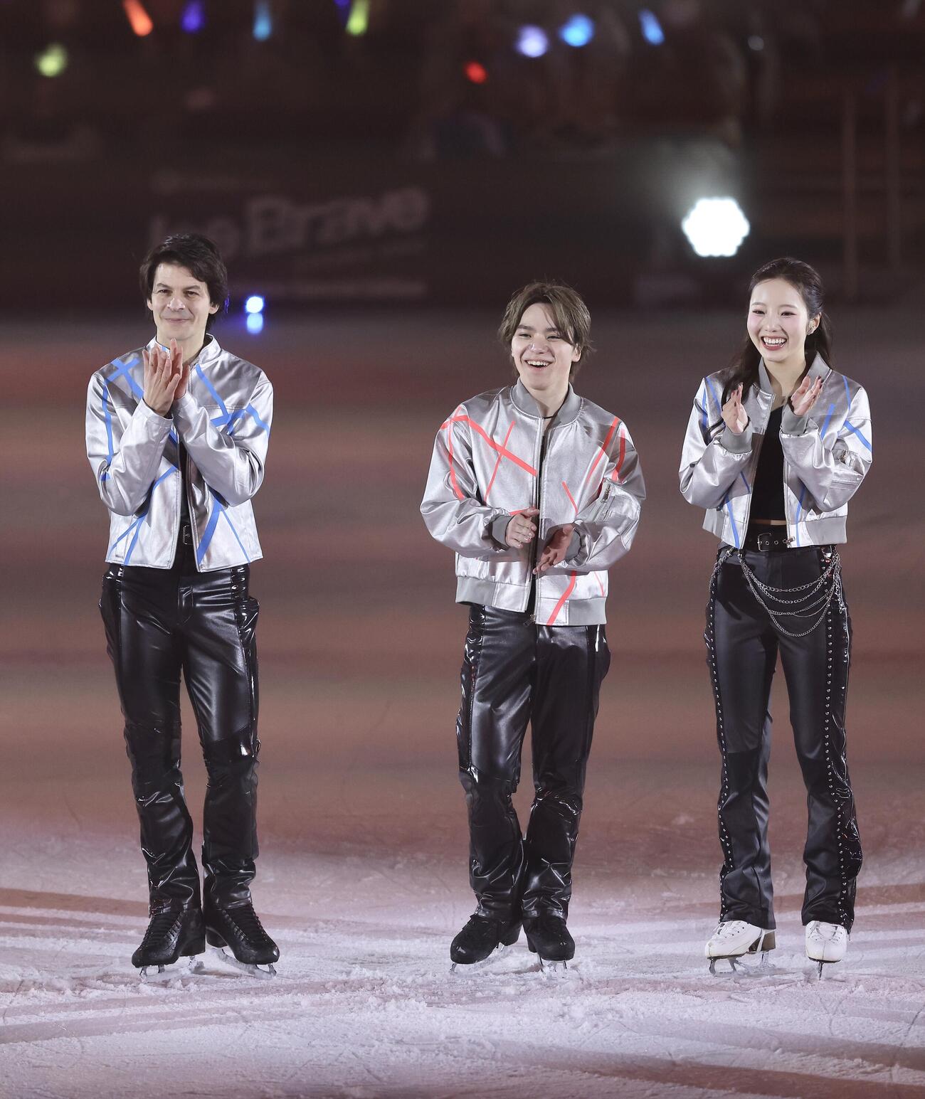 笑顔を見せる宇野昌磨さん（中央）。左はステファン・ランビエル氏、右は本田真凜さん（撮影・河田真司）