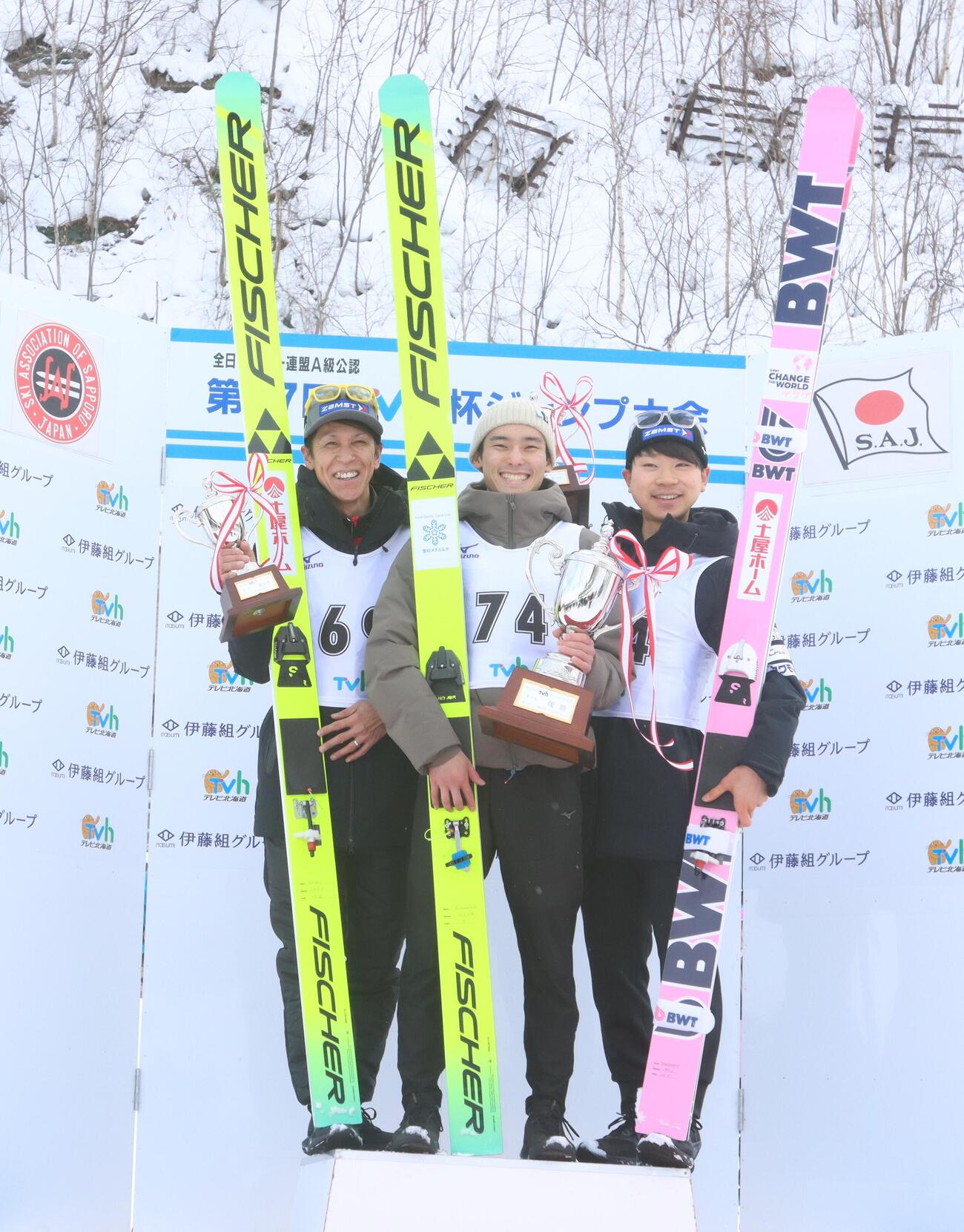 TVh杯　優勝した小林朔（中央）。左は2位葛西、右は竹花（撮影・奥村晶治）