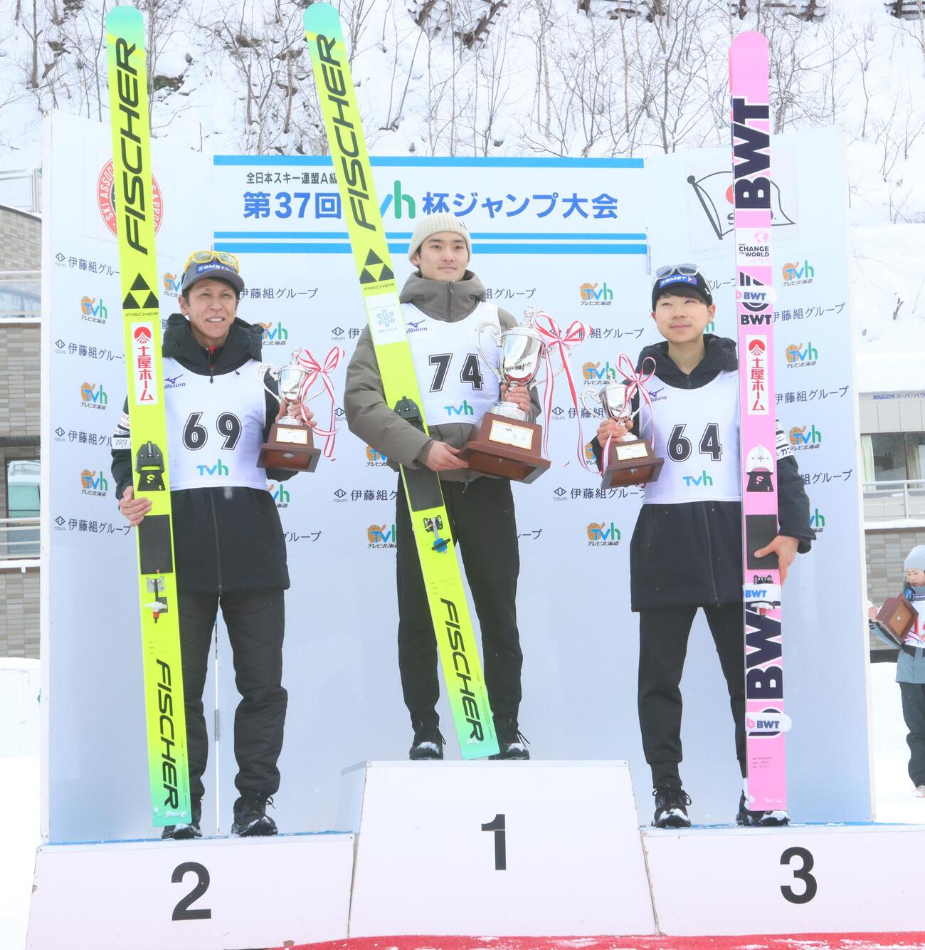 TVh杯　優勝した小林朔（中央）。左は2位葛西、右は竹花（撮影・奥村晶治）