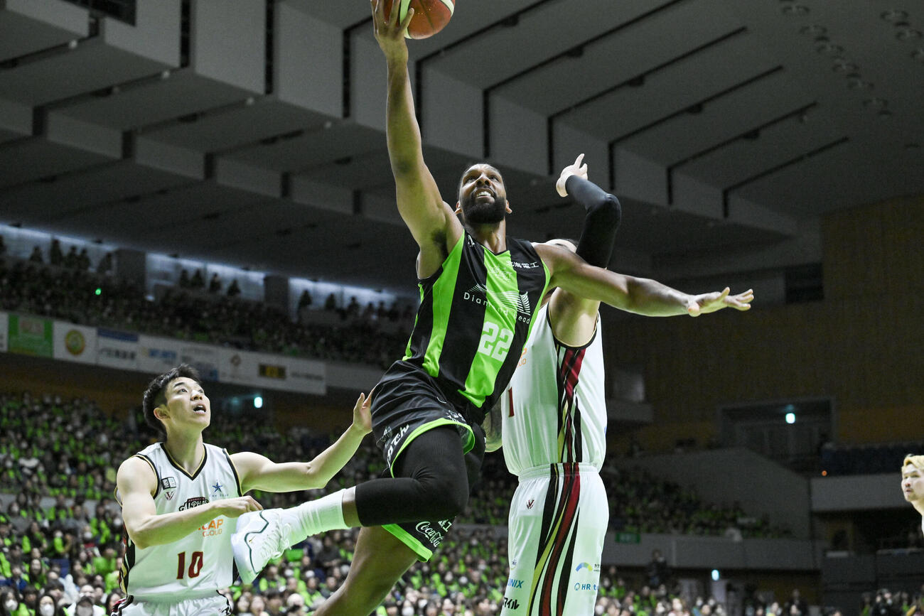 激しいオフェンスからシュートを決めるレバンガ北海道のオカフォー　（C）B．LEAGUE
