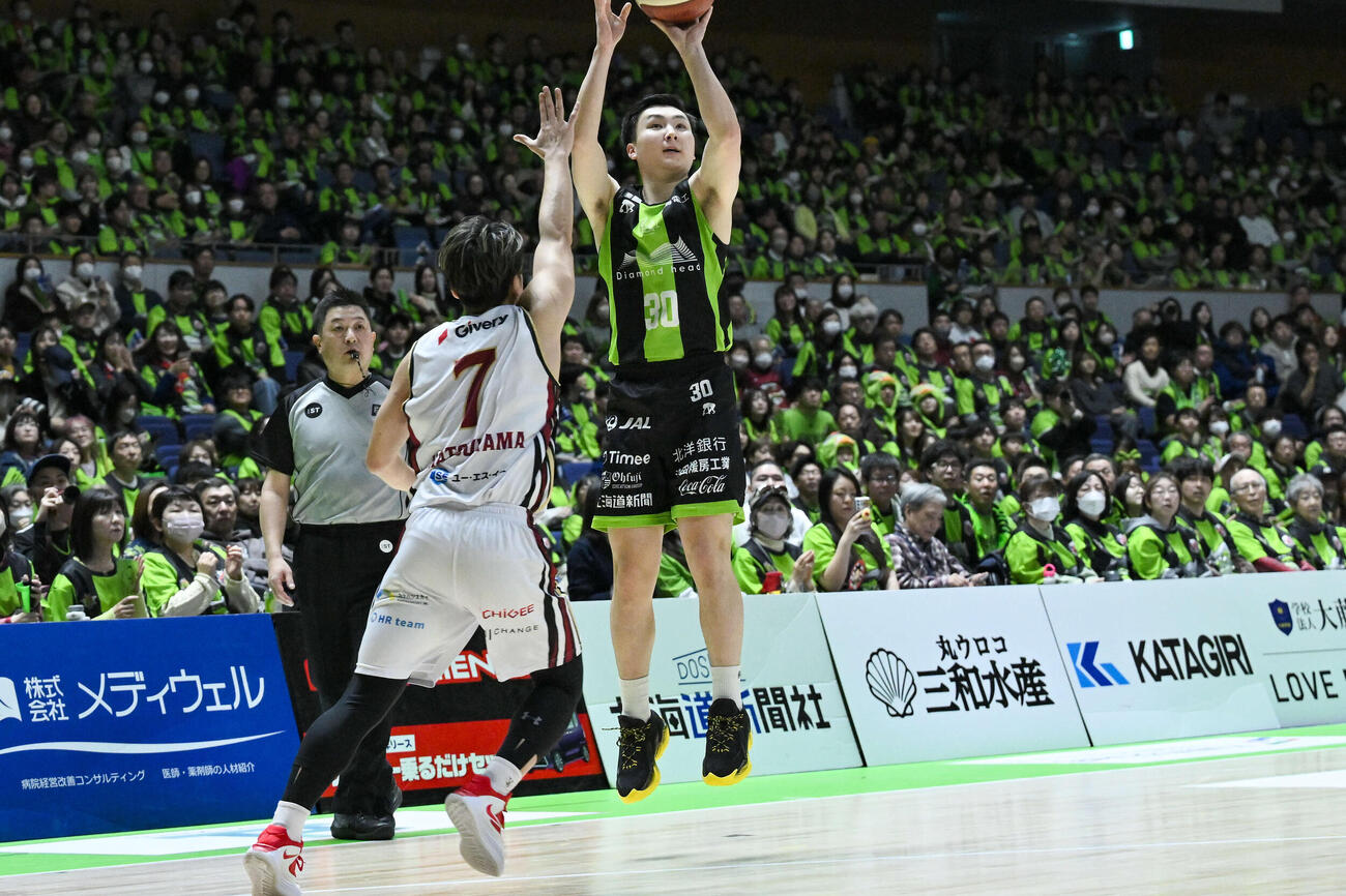 3ポイントシュートを決めるレバンガ北海道の富永　（C）B．LEAGUE
