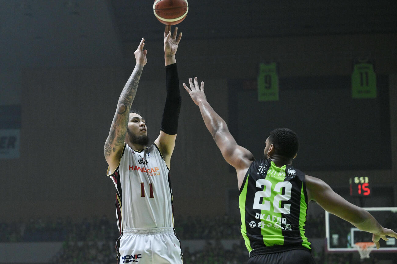 シュートを放つ越谷のソット（左）と、ディフェンスするレバンガ北海道のオカフォー　（C）B．LEAGUE