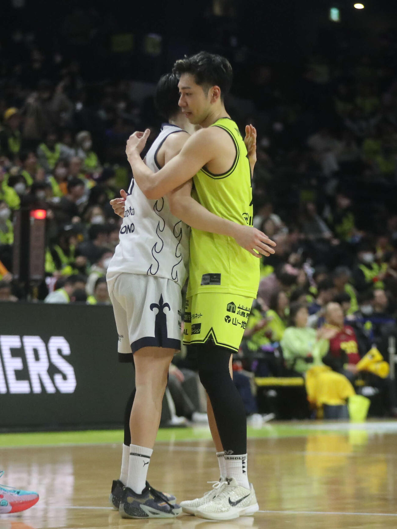 仙台対A千葉　試合後に抱擁を交わすB1仙台・荒谷（右）とA千葉・前田