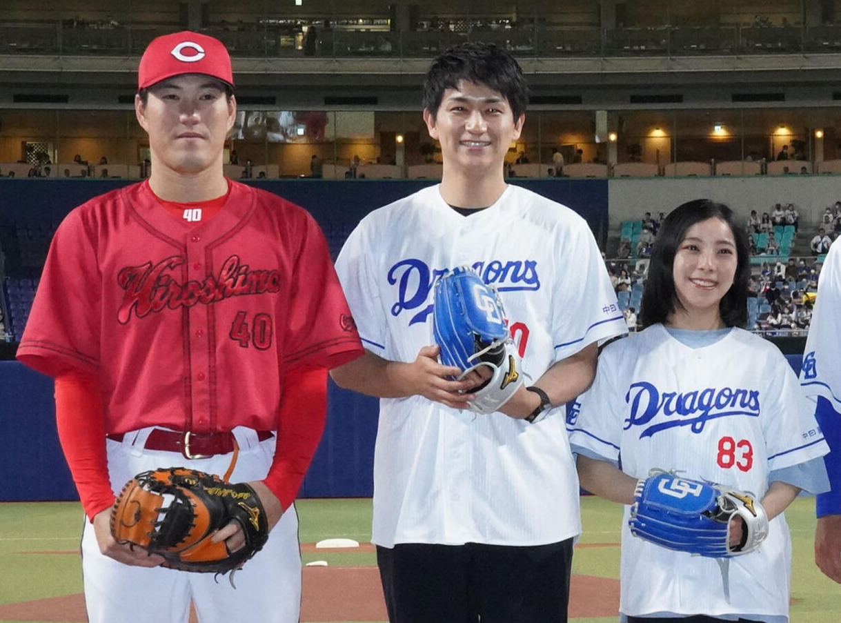 23年5月、中日対広島　試合前、セレモニアルピッチを行った、左から広島磯村嘉孝、木原龍一、三浦璃来