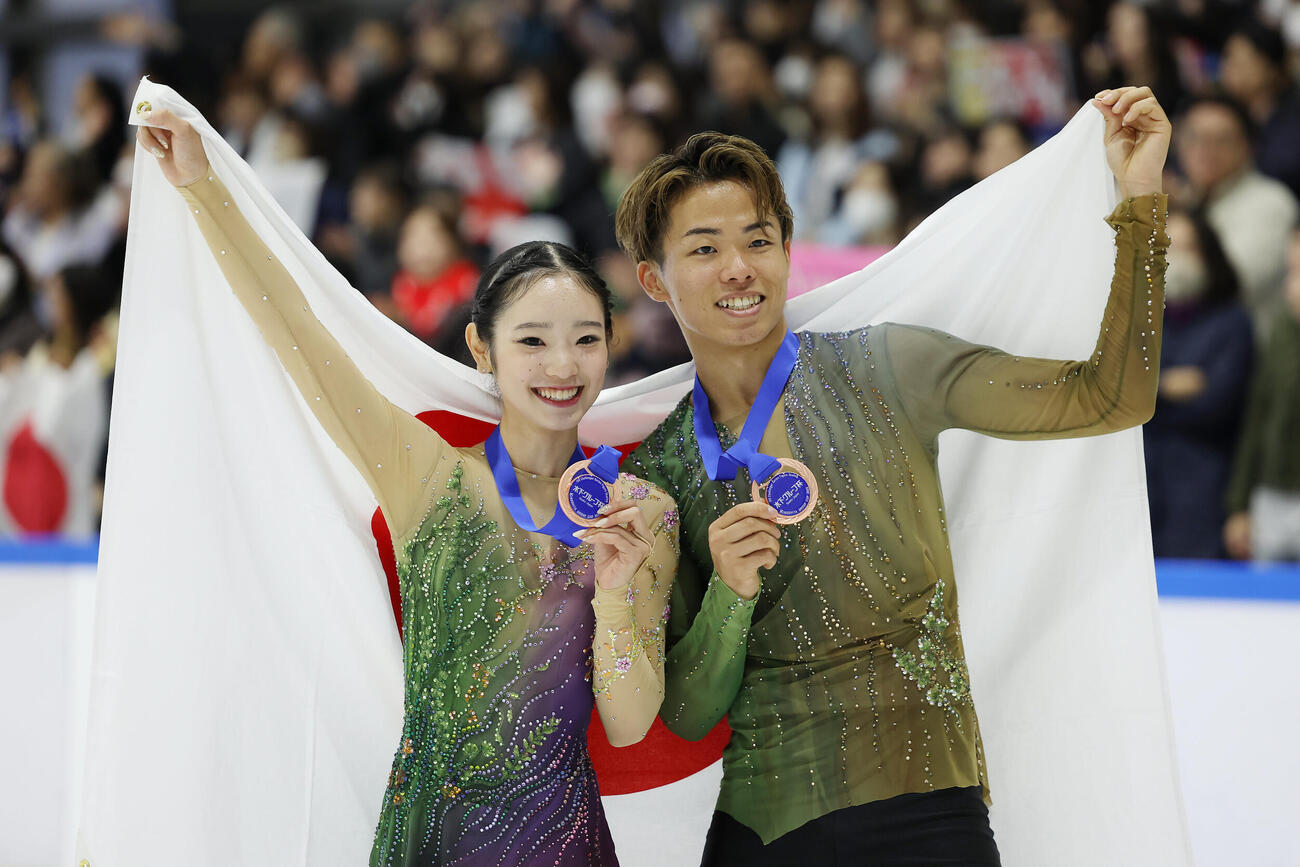 CS木下グループ杯　3位となり日の丸を背に笑顔を見せる長岡柚奈（左）、森口澄士組（2025年9月7日撮影）