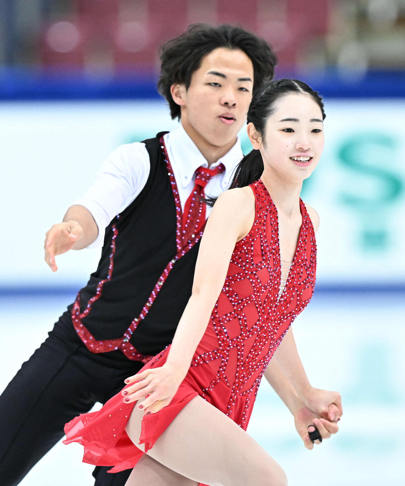 全日本フィギュア選手権　ペアの練習をする長岡柚奈（手前）と森口澄士（2023年12月21日撮影）