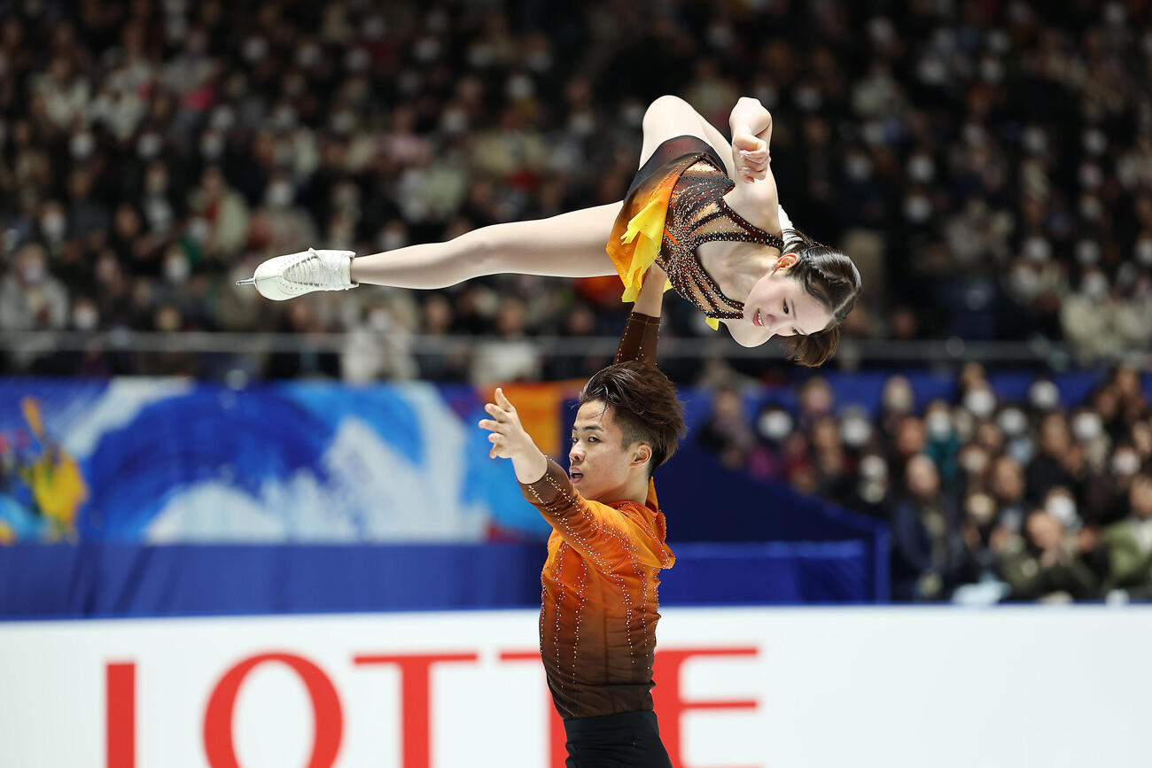 全日本フィギュア選手権　ペアSPで演技する長岡柚奈、森口澄士組（2025年12月20日撮影）